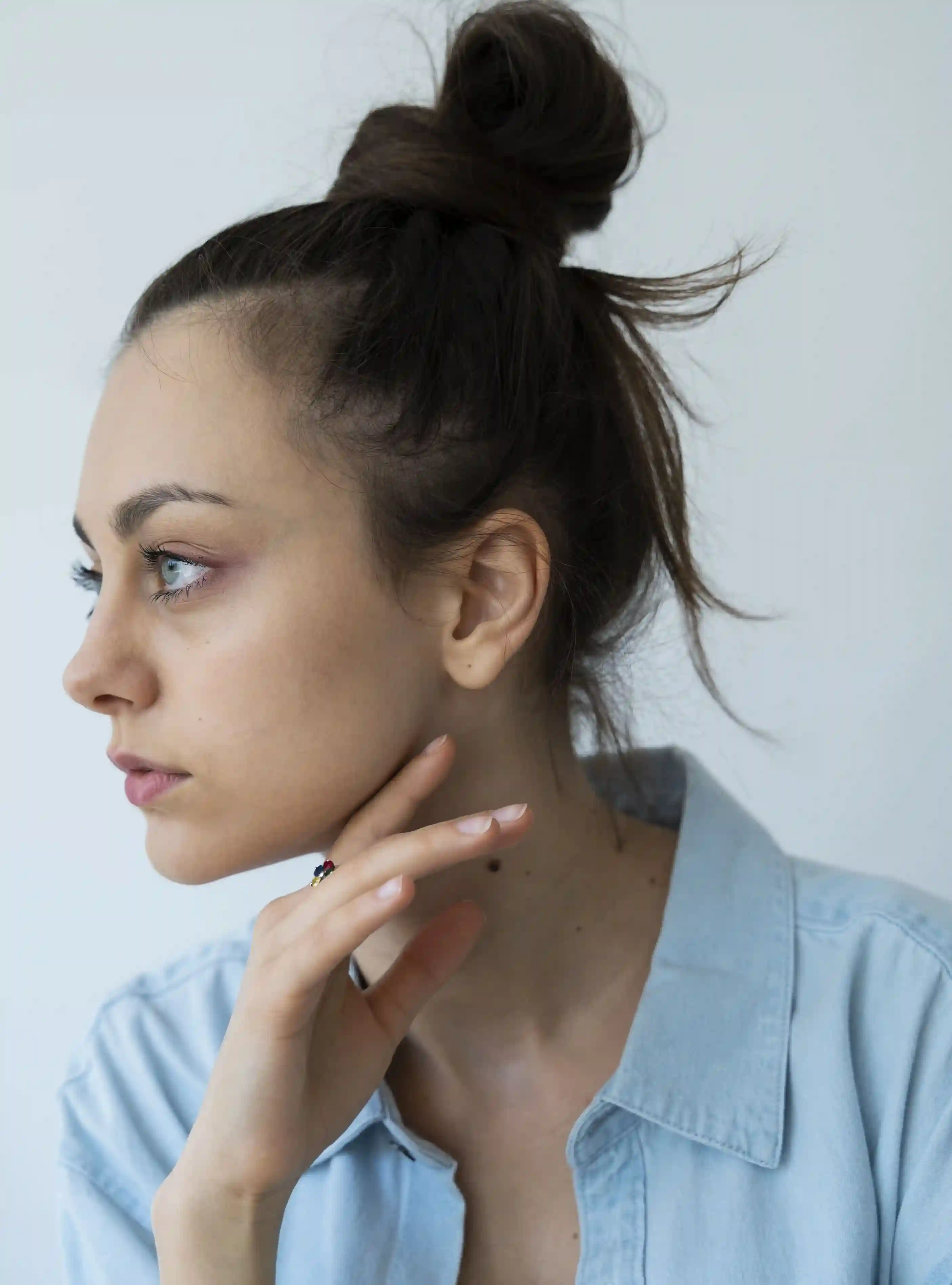 Orelhas com contorno suave.